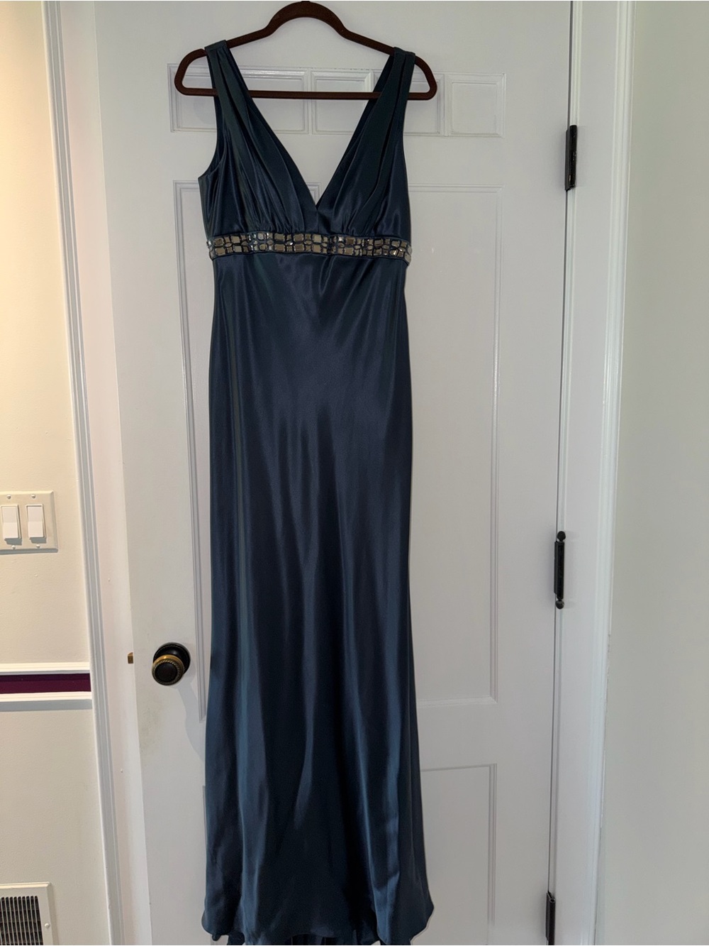 Carmen Marc Valvo Elegant Ocean Blue Satin Evening Gown with Appliques - Picture 2 of 7